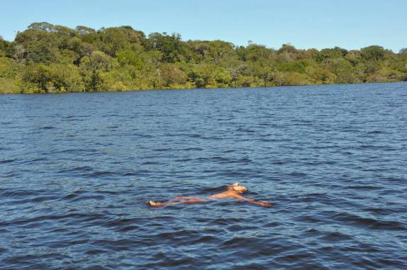 Nadando no Apacu, o maior lago do arquipélado de Anavilhanas, região de Novo Airão - AM